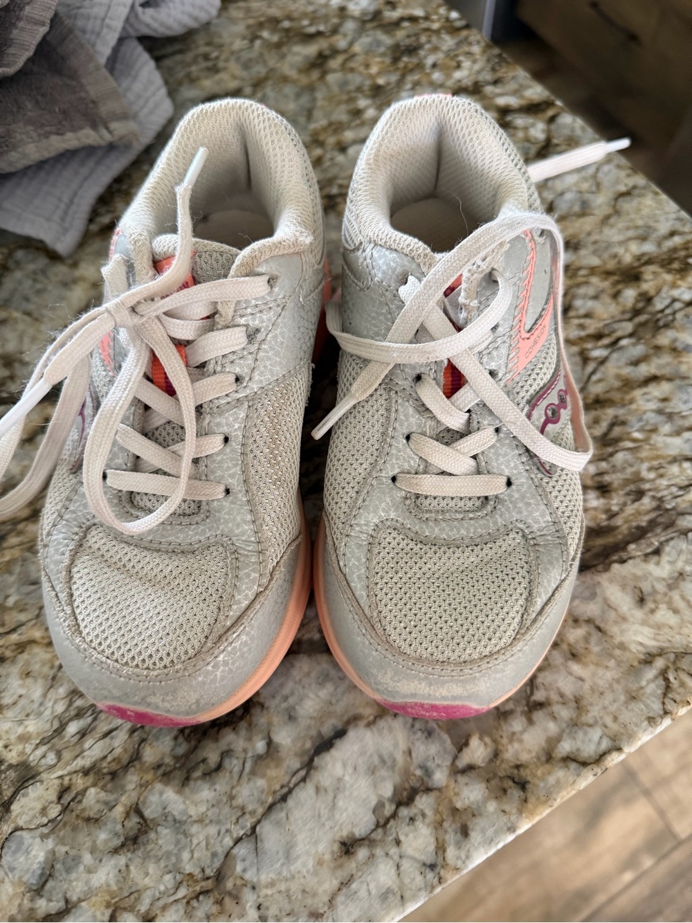 Saucony girls Gray and Pink Mesh Sneakers size 10.5